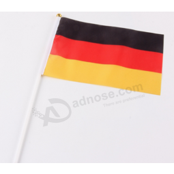 Großhandelshand, die Markierungsfahne Deutschland-Handflagge schütteln