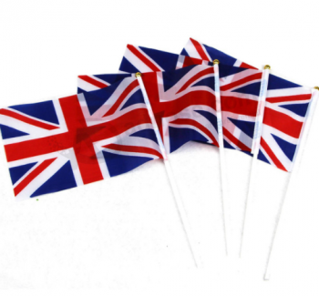 Main de taille personnalisée agitant le drapeau du Royaume-Uni avec le bâton