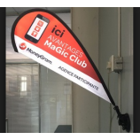 Plastic paal gEmontEErdE muur traan vErkoop vlag voor winkEl