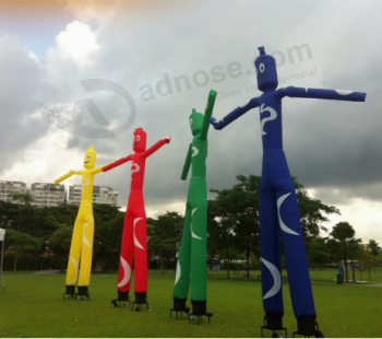 Fabricante de hombre wacky waving tubo de publicidad al aire libre