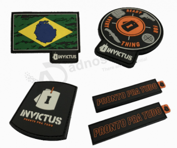 Patch en caoutchouc souple de badge de silicone de forme personnalisée pour les vêtements