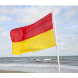Veel gebruikte rode en gele beach flag grootHand.el