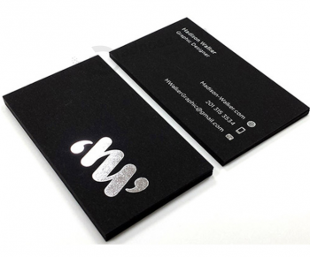Zwart visitekaartje uit karton met zilverkleurige inkt te koop
