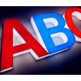 Roter Acryl führte Alphabetbuchstabe für Geschäftszeichen