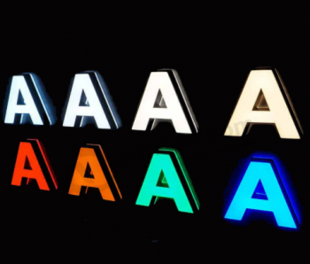 Lettre de l'alphabet mené polychrome acrylique pour signe de magasin