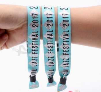 Personalizza il braccialetto colorato di numero per l'evento della festa