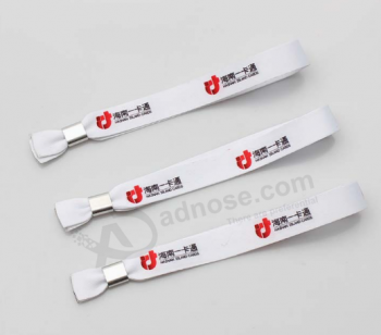 Lanière de poignet en tissu blanc sérigraphié avec logo personnalisé