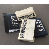 ETicheTTa di marca di abbigliamenTo in TessuTo damascaTo con piega cenTrale