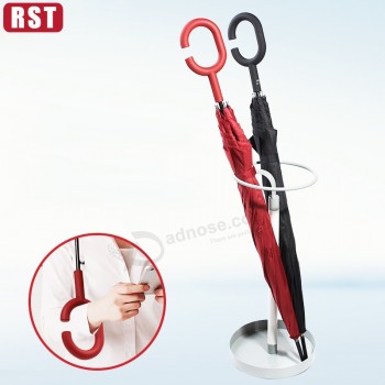El nuevo paraguas derecho a prueba de vienTo de la forma de la c forma maneja el nuevo paraguas libre de las manos del modelo