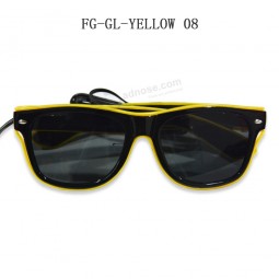 Gli occhiali da solE gialli con filo El Elono attivati ​​illuminano gli occhiali con filo di fErro