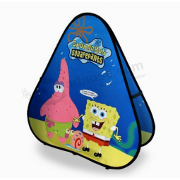 Banner pop up de triángulo con logo impreso de alta calidad