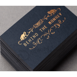 Cartão de nome da folha de ouro da tipografia do papel preto