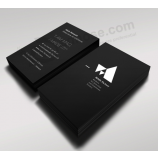 Carte d'appel internationale noire avec la stratification mate