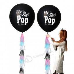 Geschlecht enthüllen Partei liefert er oder sie Pop Ballon und Banner mit blauen und rosa Papier Schrott und Quaste Girlande zu sehen