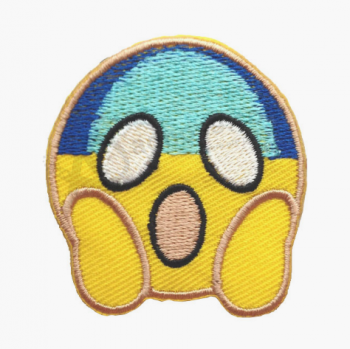 Oem emoji-vlakken naaien op geborduurde kledingstuk patch