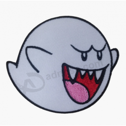 Forme fantôme fer brodé mignon sur le patch