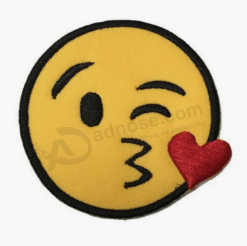 Schattige borduurwerk emoji patch ijzer op badge