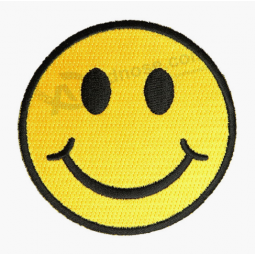 Kundenspezifische niedliche emoji gesponnene Flecken stickten Smileyflecken