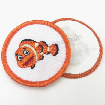 Opsteken/Naaien op kleding geweven patches op maat