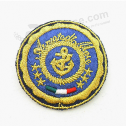 Gros fer sur le badge de broderie fatigues bataille