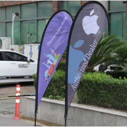 Promoción publicitaria que vuela la bandera de la playa con soporte