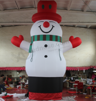 Gigantesco uomo di neve gonfiabile per la pubblicità natalizia