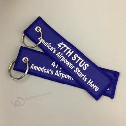 卸売カスタムブランド名プロモーション旅行記念品刺繍ロゴファブリックキーホルダー