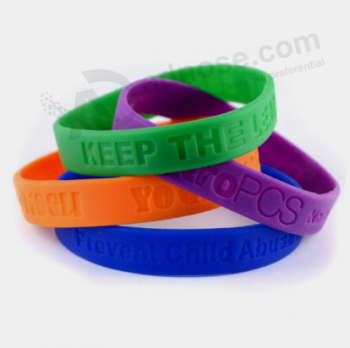 Bracelet brisé avec logo estampé europe. bracelets en silicone personnalisés