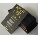 Carte de nom en feuille d'or en papier typographique noir sur mesure