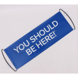 Je zou hier een rollende banner in de hand moeten zijn met intrekbare scrollende banner