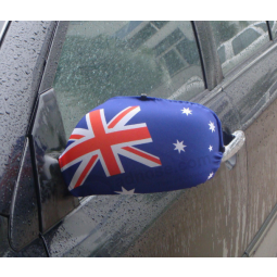 Los aficionados al fútbol que animan la bandera del país espejo de la cubierta del coche