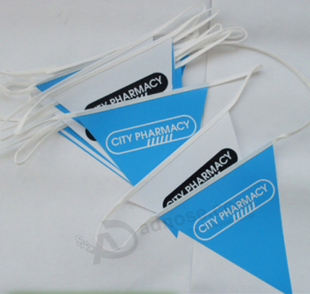 Lettre imprimée drapeau de chaîne de fanion en plastique, drapeau de bruant triangle suspendu
