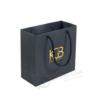 Nouveau logo doré estampé à chaud, sac en papier kraft noir mat avec poignées en corde de coton