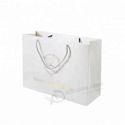 Gros haute qualité bijoux cadeau or estampage à chaud logo blanc poignée sac de papier pour faire du shopping