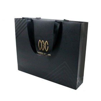 Oem personalizado saco de compras de luxo saco de papel revestido com arte quente preto foiled com pp lidar com corda