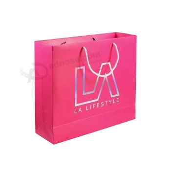 Marca logotipo personalizado hot stamping prata e impressão rosa presente saco de papel de compras com alças de corda