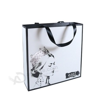 Luxuxschwarzes Satinbandgriff laminierte Kunstpapiertasche weiß mit hohem-Ende punkt uv druck einkaufen geschenk verwenden