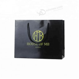 Logo personnalisé fait main de luxe imprimé noir vêtement 250 g / m² shopping art papier sacs d'emballage pour vêtements