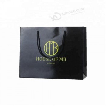 Luxe handgemaakte aangepaste logo bedrukte zwarte 250 grams kledingstuk shopping art papieren verpakkingstassen voor kleding