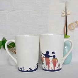 A cor dos desenhos animados que muda a caneca mágica cerâmica da transferência térmica como presente dos convidados das lembranças do casamento