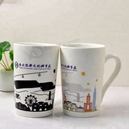 熱い販売は白い陶磁器の魔法のコーヒータンブラーのマグを絶縁しました