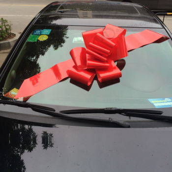 それはクリスマスの装飾赤い車の弓メーカーを祝います