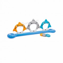 O brinquedo da água alimenta o jogo inflável do lance do disco dos tubarões flutue inflável da associação para crianças
