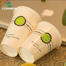 Copos de café descartáveis ​​isolados Copos de café de papel Copos de papel pequenos com tampas