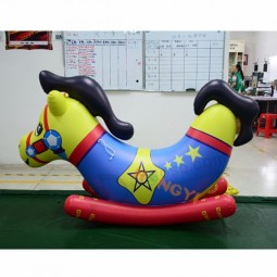 Nuevo tipo de dibujos animados inflable mecedora caballo colorido pvc colorido juguete de equitación