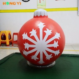 Kerst cadeau rode pvc opblaasbare kerstbal