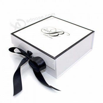 Plat opvouwbaar op maat gemaakt karton verpakking cadeau glansafwerking opvouwbare huidige doos met zwart lint