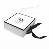 Boîte d'emballage en carton blanc avec logo noir et ruban