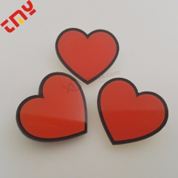Acrílico impresso coração distintivo, coração personalizado em forma de distintivo de pin