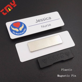 изготовленный на заказ знак имени магнитная задняя часть отлила пластичные значки в форму имени